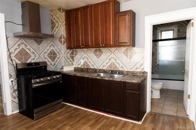 2441 Holbrook Street, Hamtramck, MI 48212