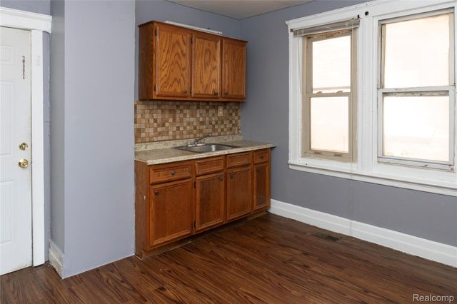 2441 Holbrook Street, Hamtramck, MI 48212