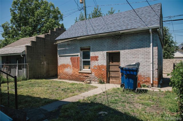 2441 Holbrook Street, Hamtramck, MI 48212