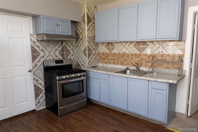 2441 Holbrook Street, Hamtramck, MI 48212