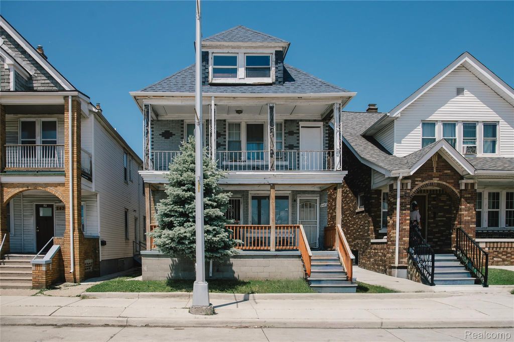 2441 Holbrook Street, Hamtramck, MI 48212