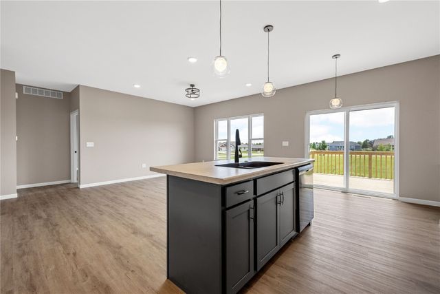 1505 38th Street SE, Cedar Rapids, IA 52403