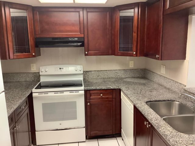 105 Deer Creek Road 205, Deerfield Beach, FL 33442