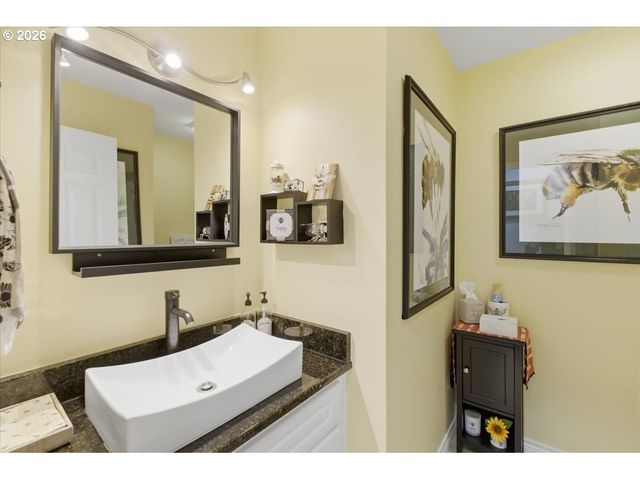 1235 Nw COUNTRYSIDE Ct, Mc Minnville, OR 97128