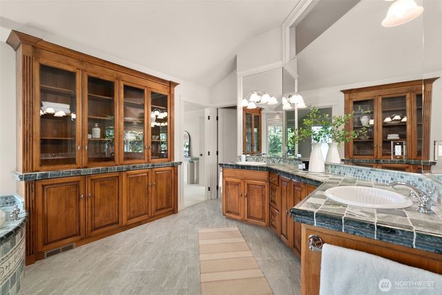 15889 25th Avenue SW, Burien, WA 98166