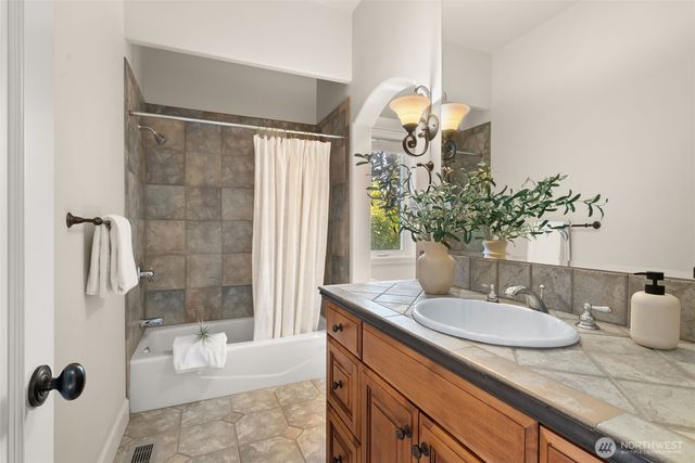 15889 25th Avenue SW, Burien, WA 98166