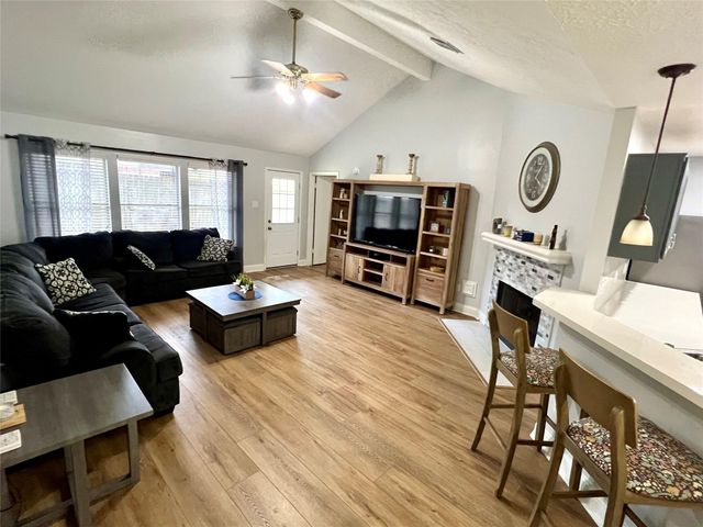 1806 Oak Wood Drive E, Pearland, TX 77581