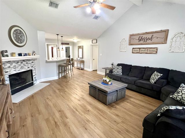 1806 Oak Wood Drive E, Pearland, TX 77581