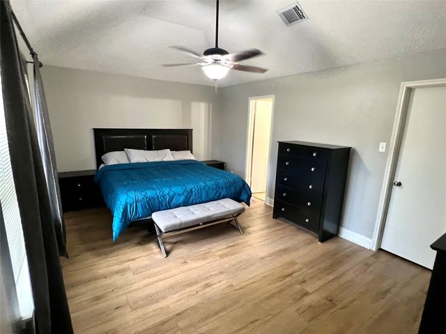 1806 Oak Wood Drive E, Pearland, TX 77581