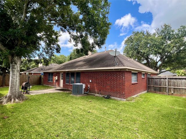 1806 Oak Wood Drive E, Pearland, TX 77581