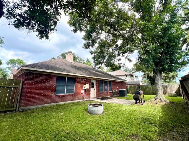1806 Oak Wood Drive E, Pearland, TX 77581