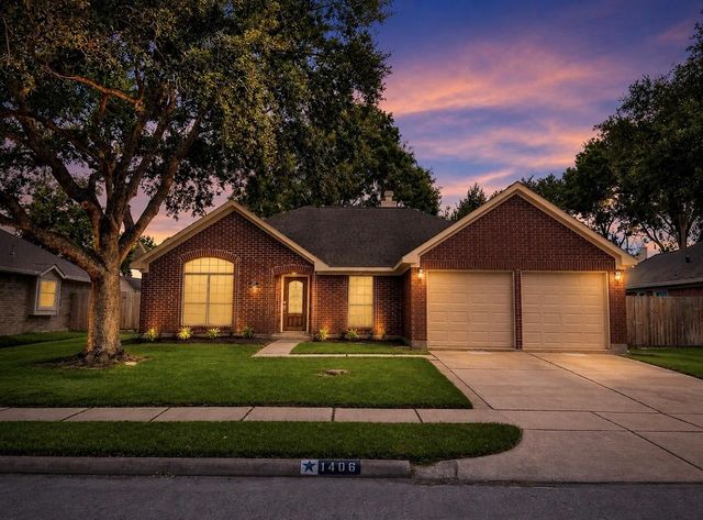 1806 Oak Wood Drive E, Pearland, TX 77581