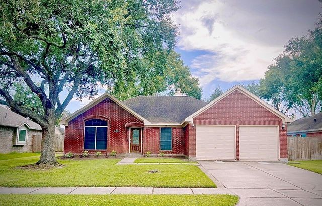 1806 Oak Wood Drive E, Pearland, TX 77581