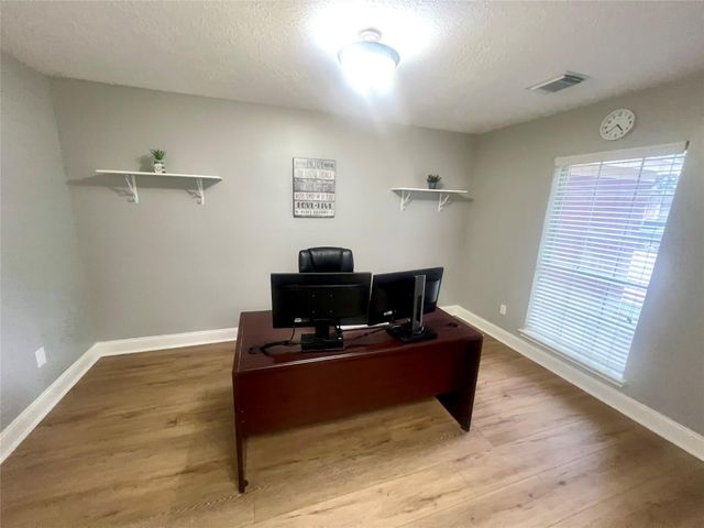 1806 Oak Wood Drive E, Pearland, TX 77581