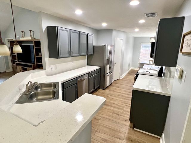 1806 Oak Wood Drive E, Pearland, TX 77581