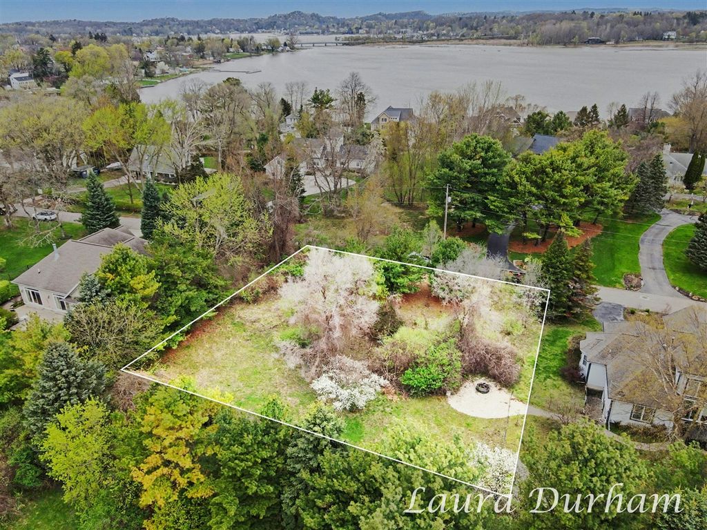 289 Crest, Douglas, MI 49406