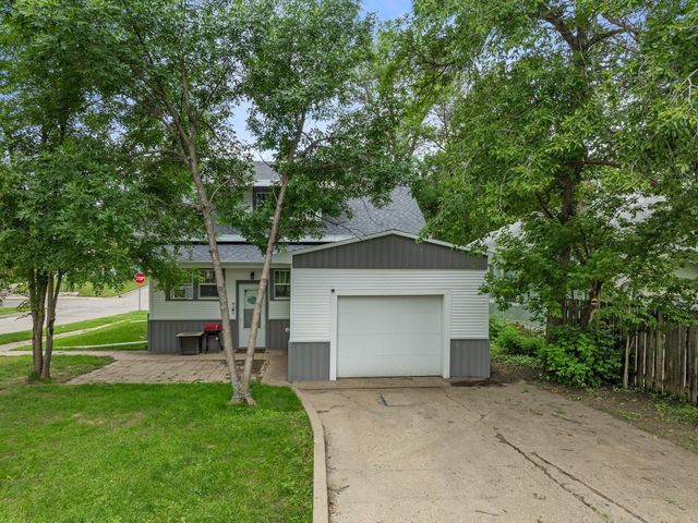 621 Main St S, Minot, ND 58701
