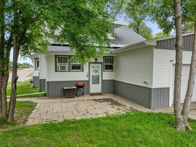 621 Main St S, Minot, ND 58701