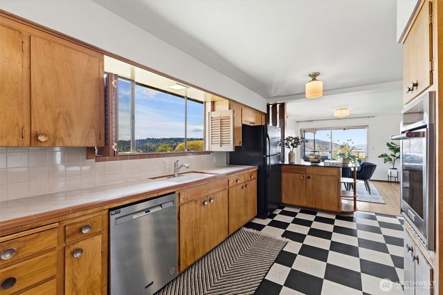 18014 58th Ave NE, Kenmore, WA 98028