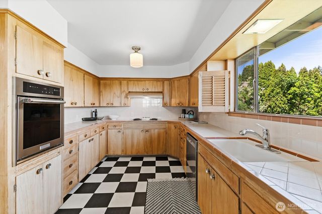 18014 58th Ave NE, Kenmore, WA 98028