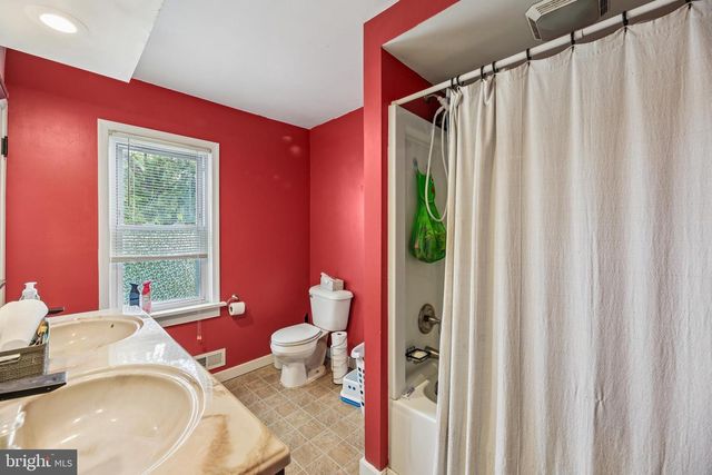 8 FAIR AVE, Hanover, PA 17331