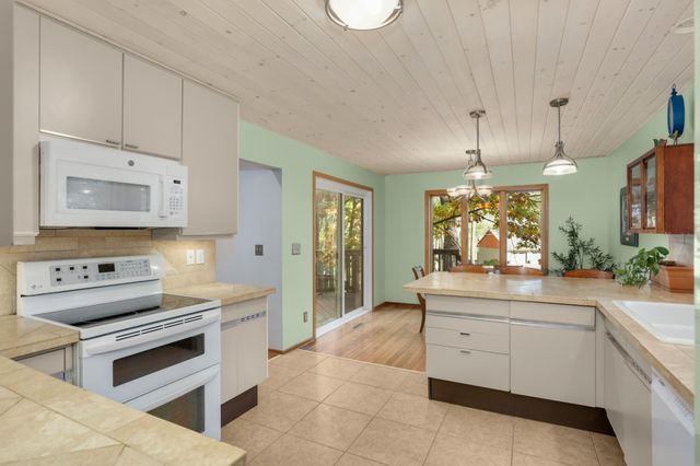 10294 Oak Shore Drive, Lakeville, MN 55044
