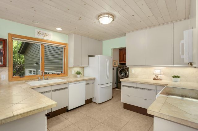 10294 Oak Shore Drive, Lakeville, MN 55044