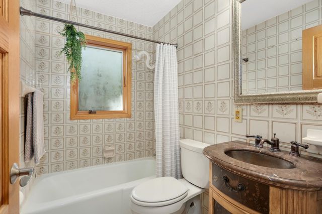 10294 Oak Shore Drive, Lakeville, MN 55044