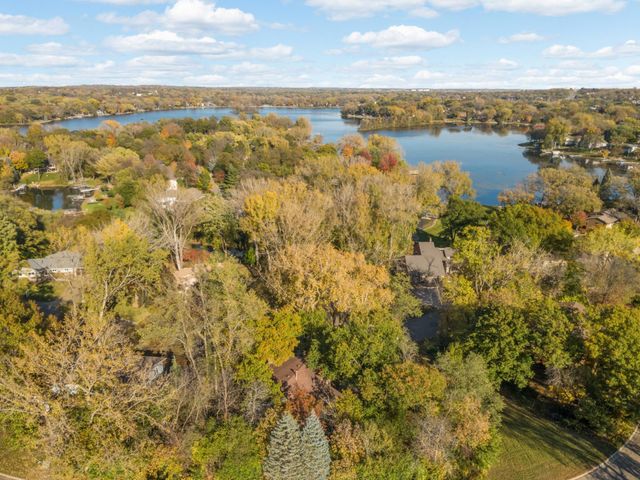 10294 Oak Shore Drive, Lakeville, MN 55044