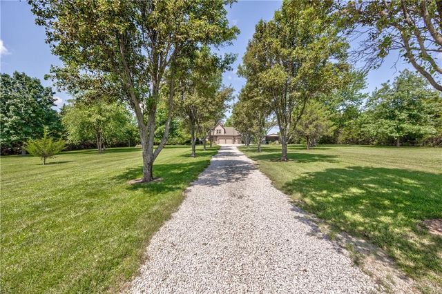 21600 S Lackman Road, Spring Hill, KS 66083