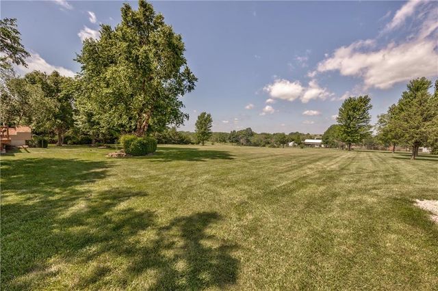21600 S Lackman Road, Spring Hill, KS 66083