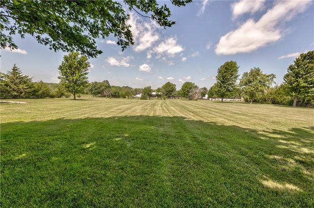 21600 S Lackman Road, Spring Hill, KS 66083