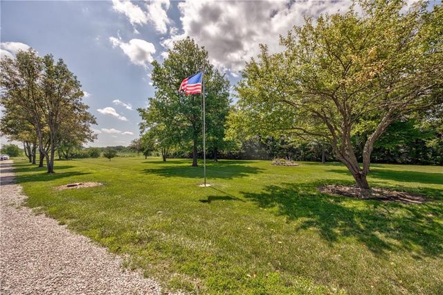 21600 S Lackman Road, Spring Hill, KS 66083