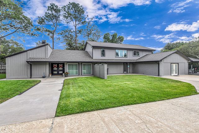 201 Hillcrest Drive, Richmond, TX 77469