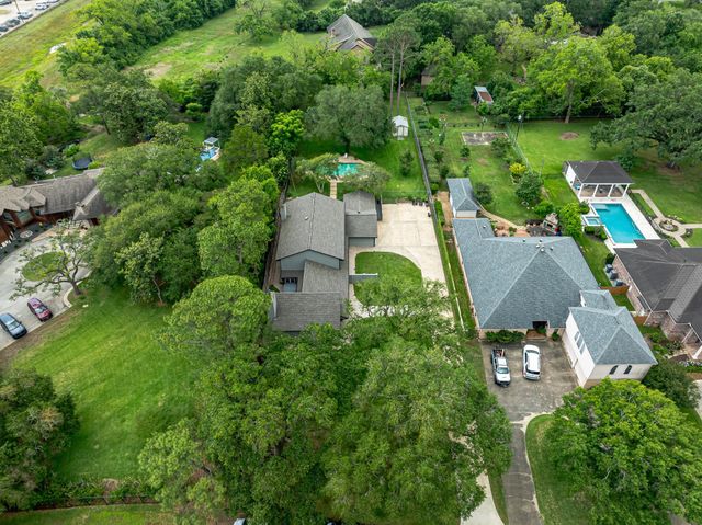 201 Hillcrest Drive, Richmond, TX 77469