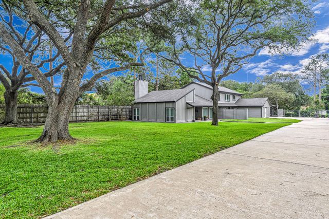 201 Hillcrest Drive, Richmond, TX 77469