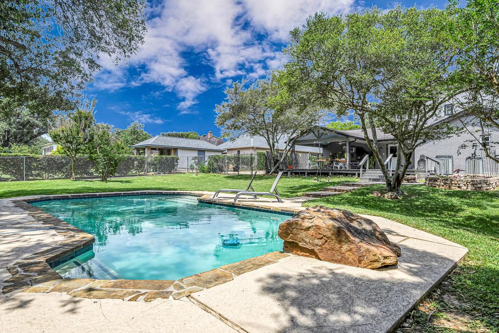 201 Hillcrest Drive, Richmond, TX 77469