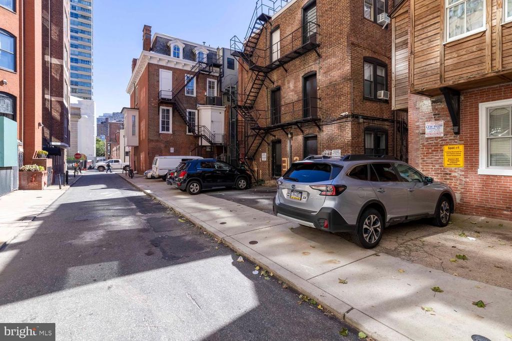 1813 SPRUCE ST #4R, PHILADELPHIA, PA 19103 — photo 2