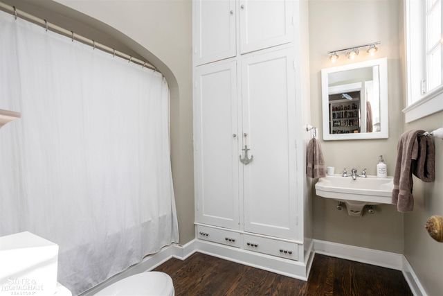 29 Fisher Road, Grosse Pointe, MI 48230