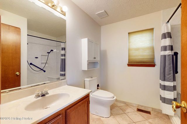 11316 Ashbrooke Gardens Dr, Louisville, KY 40229