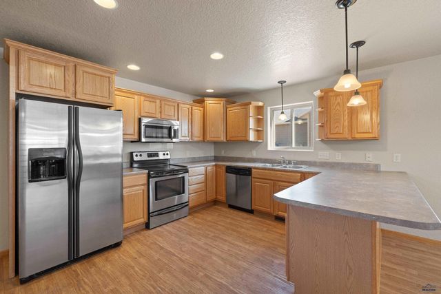 1248 FAIRBANKS DR, Box Elder, SD 57719