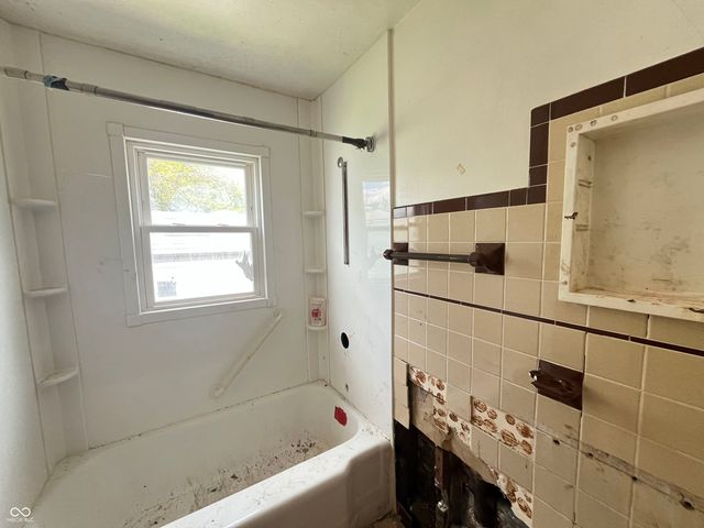 712 N Parkway Drive, Anderson, IN 46013
