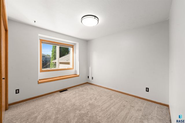 6300 S Mustang Ave Avenue, Sioux Falls, SD 57108