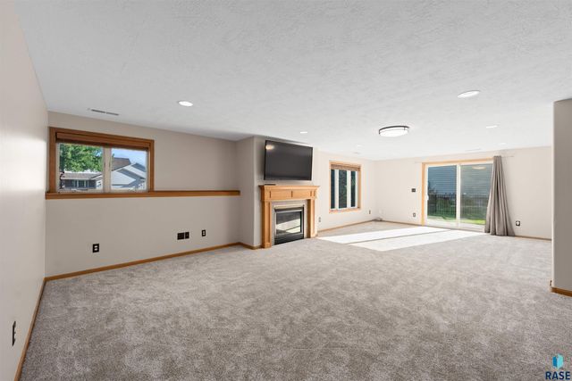 6300 S Mustang Ave Avenue, Sioux Falls, SD 57108