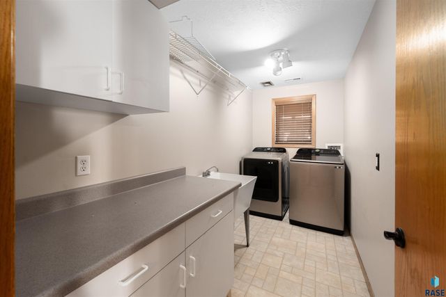 6300 S Mustang Ave Avenue, Sioux Falls, SD 57108