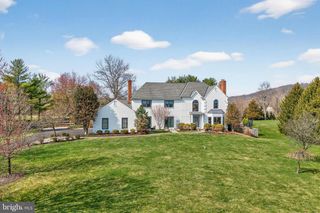 10 AVONDALE DR, Newtown, PA 18940