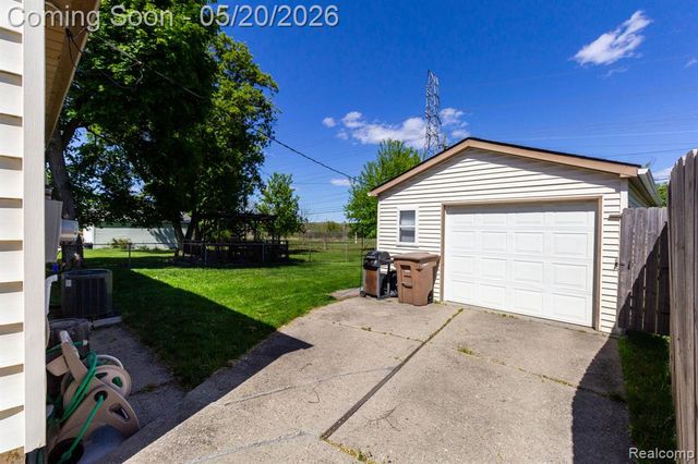 1002 Kettering Avenue, Pontiac, MI 48340