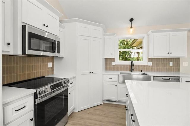1325 N Holland Court, Independence, MO 64056