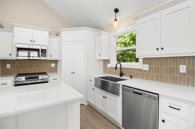 1325 N Holland Court, Independence, MO 64056