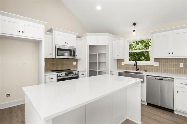 1325 N Holland Court, Independence, MO 64056
